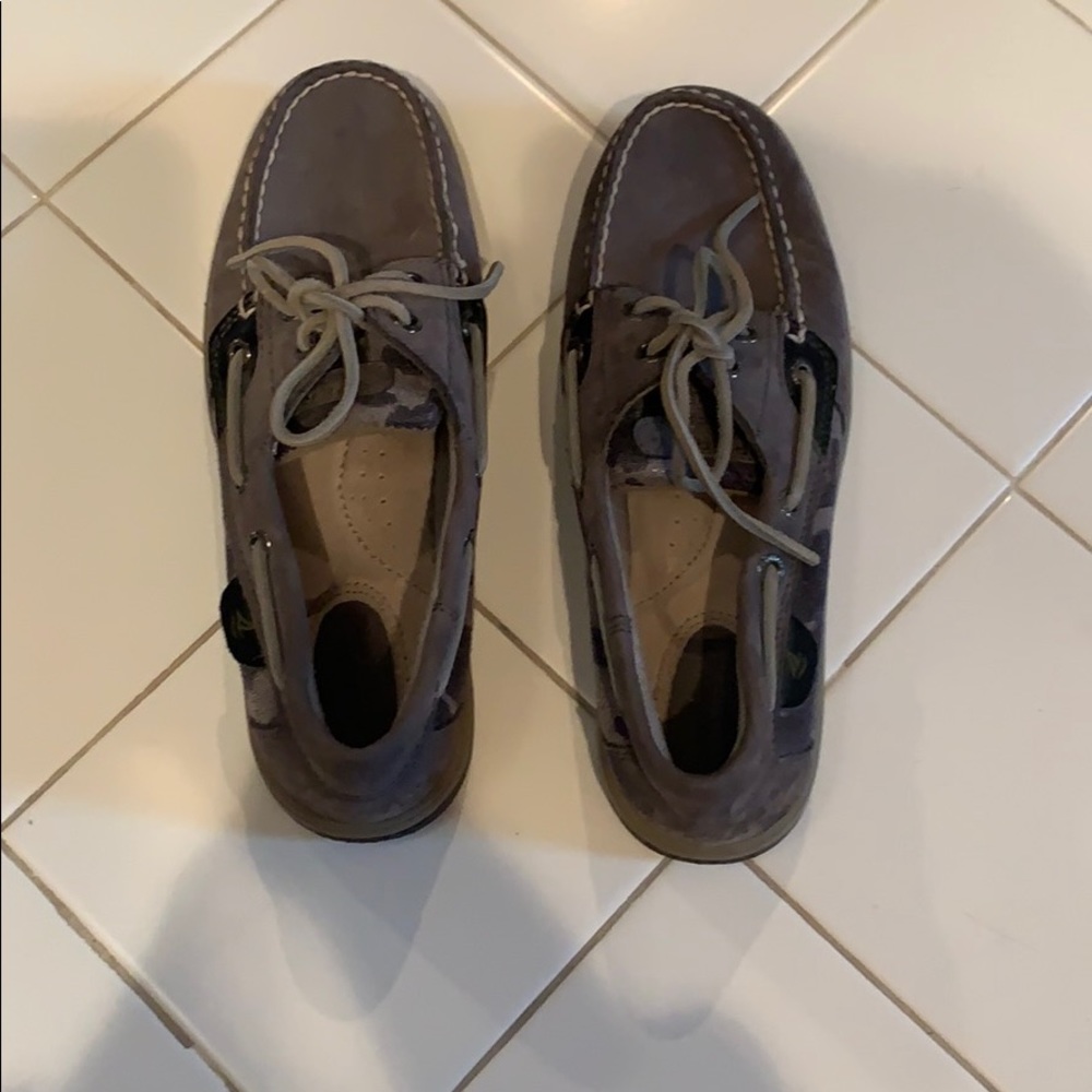Grey sperrys